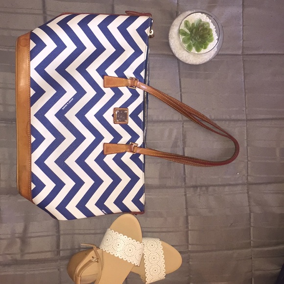 ‼️ SALE!! Super Cute Dooney & Bourke purse ‼️ - Picture 3 of 6